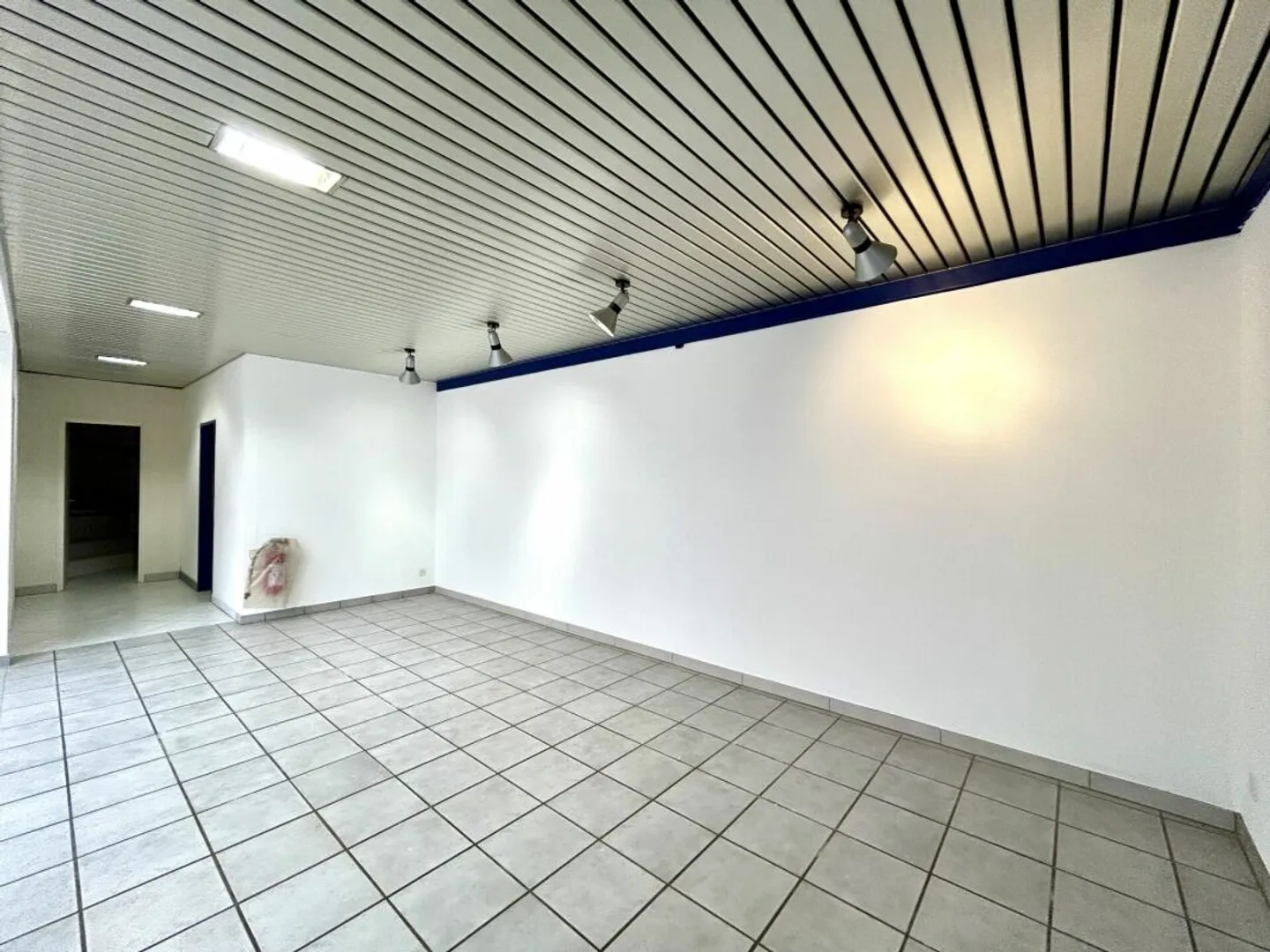 Edificio residenziale e commerciale nel seminterrato con potenziale d'uso versatile copia - Foto 4 di 17