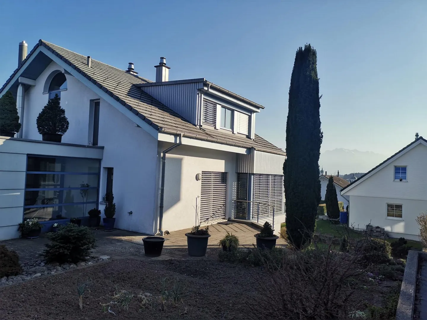Maison de 4,5 pièces avec très grand appartement de 2,5 pièces - Photo 2 sur 24