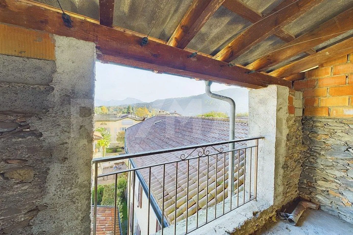 Casa unifamiliare da ristrutturare nel centro del villaggio - Foto 1 di 13
