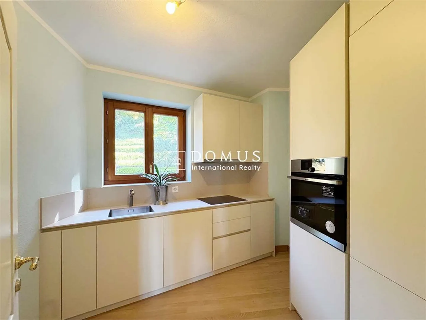 Renovated apartment with swimming pool - Photo 4 of 12
