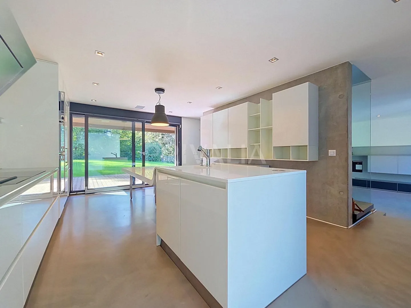 Elegant semi-detached villa with high-end features - Photo 2 of 13