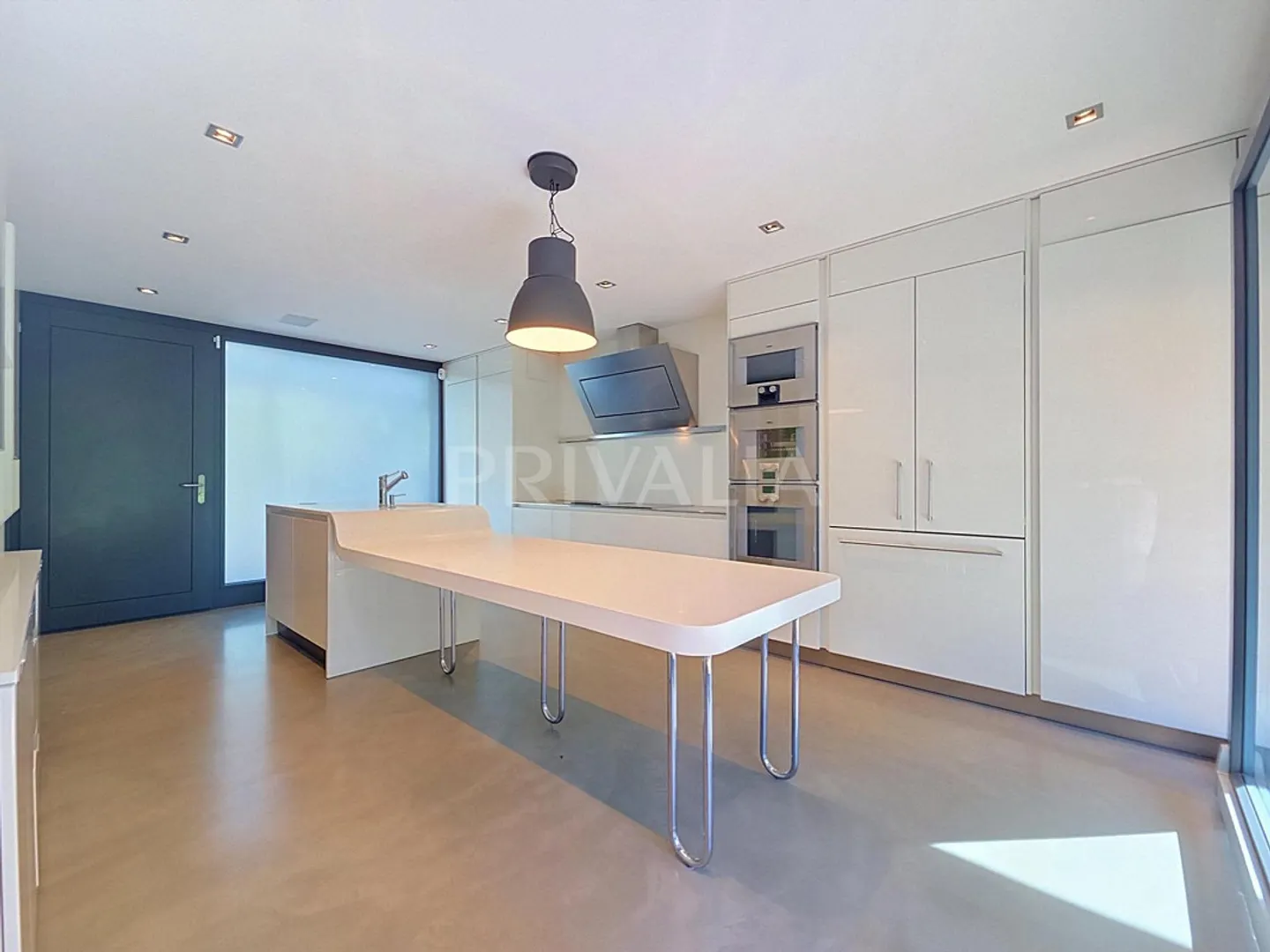 Elegant semi-detached villa with high-end features - Photo 3 of 13