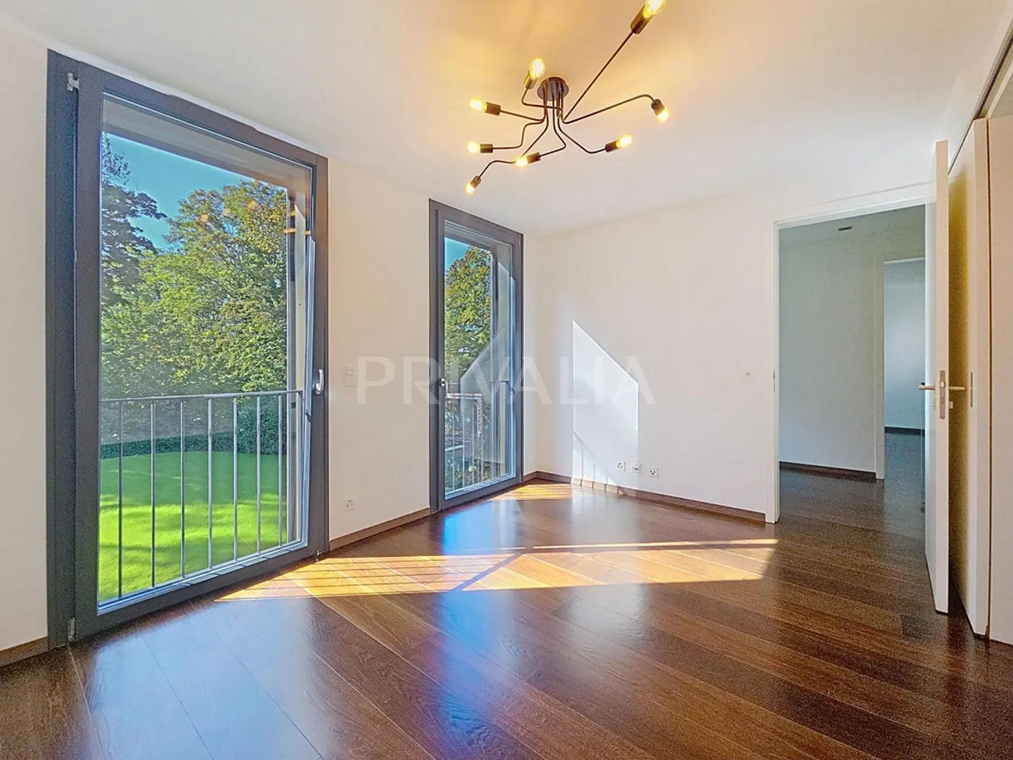 Elegant semi-detached villa with high-end features - Photo 4 of 13