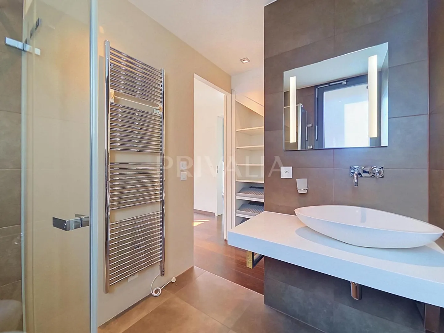 Elegant semi-detached villa with high-end features - Photo 5 of 13