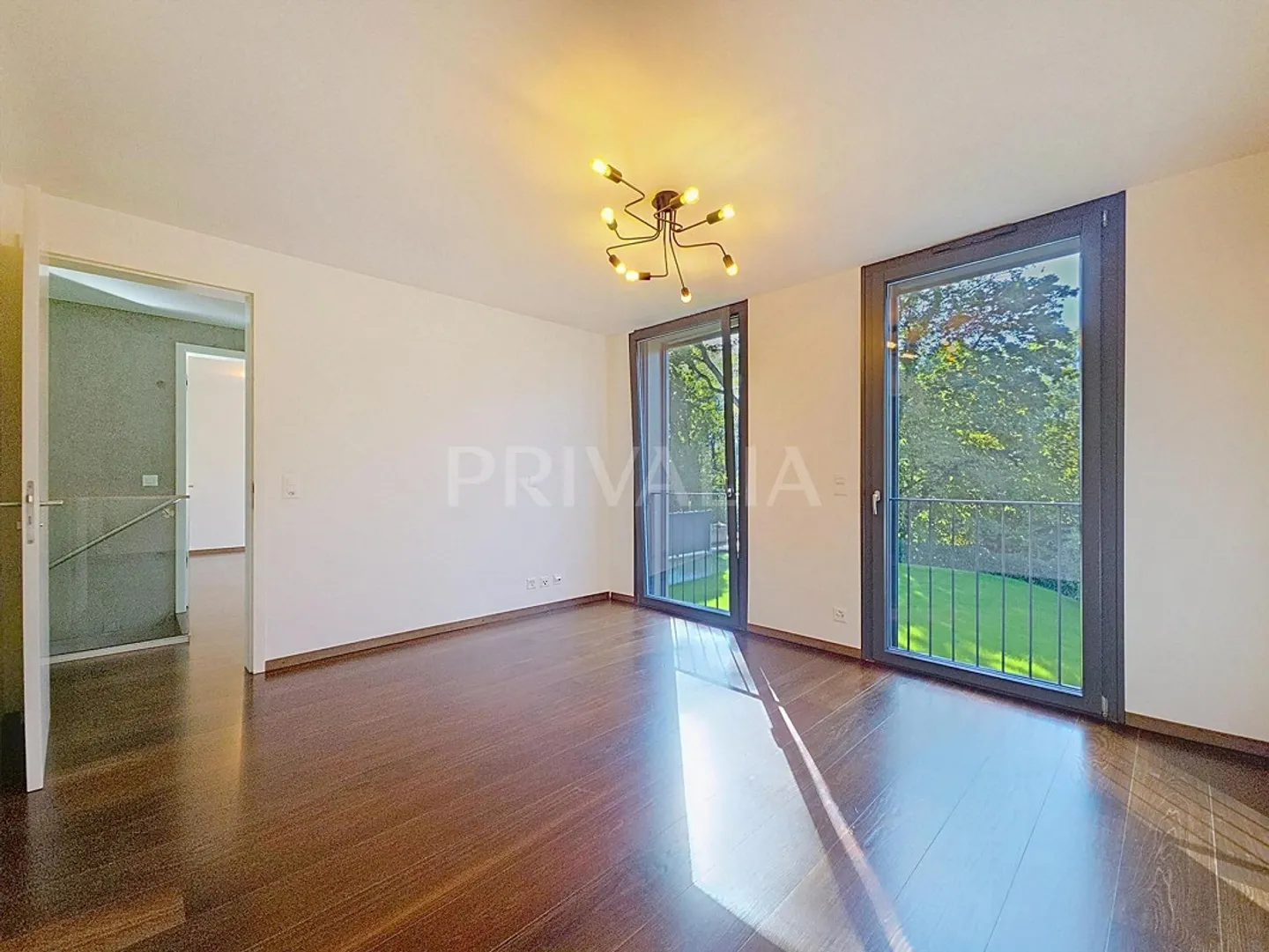 Elegant semi-detached villa with high-end features - Photo 6 of 13