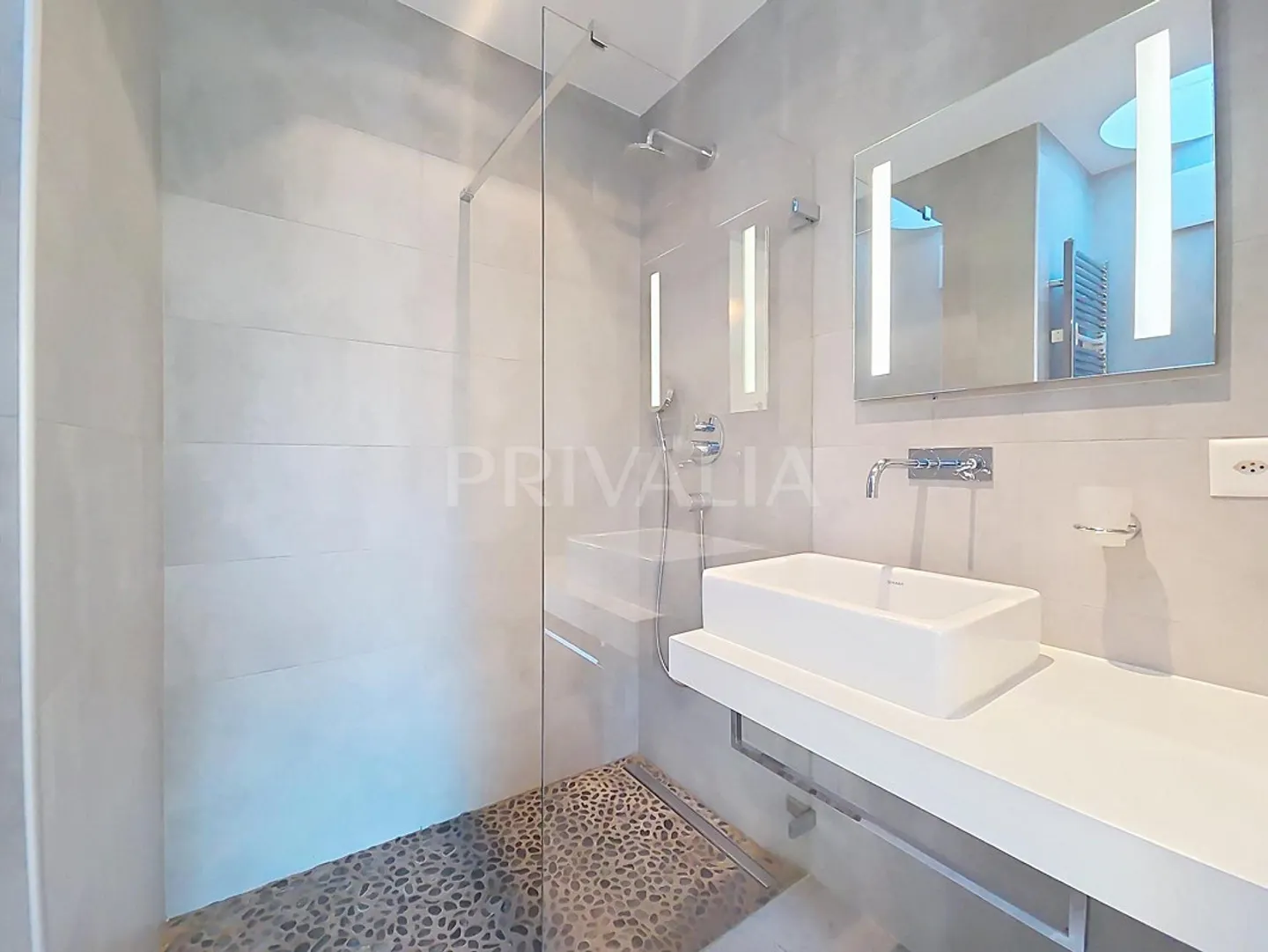 Elegant semi-detached villa with high-end features - Photo 7 of 13