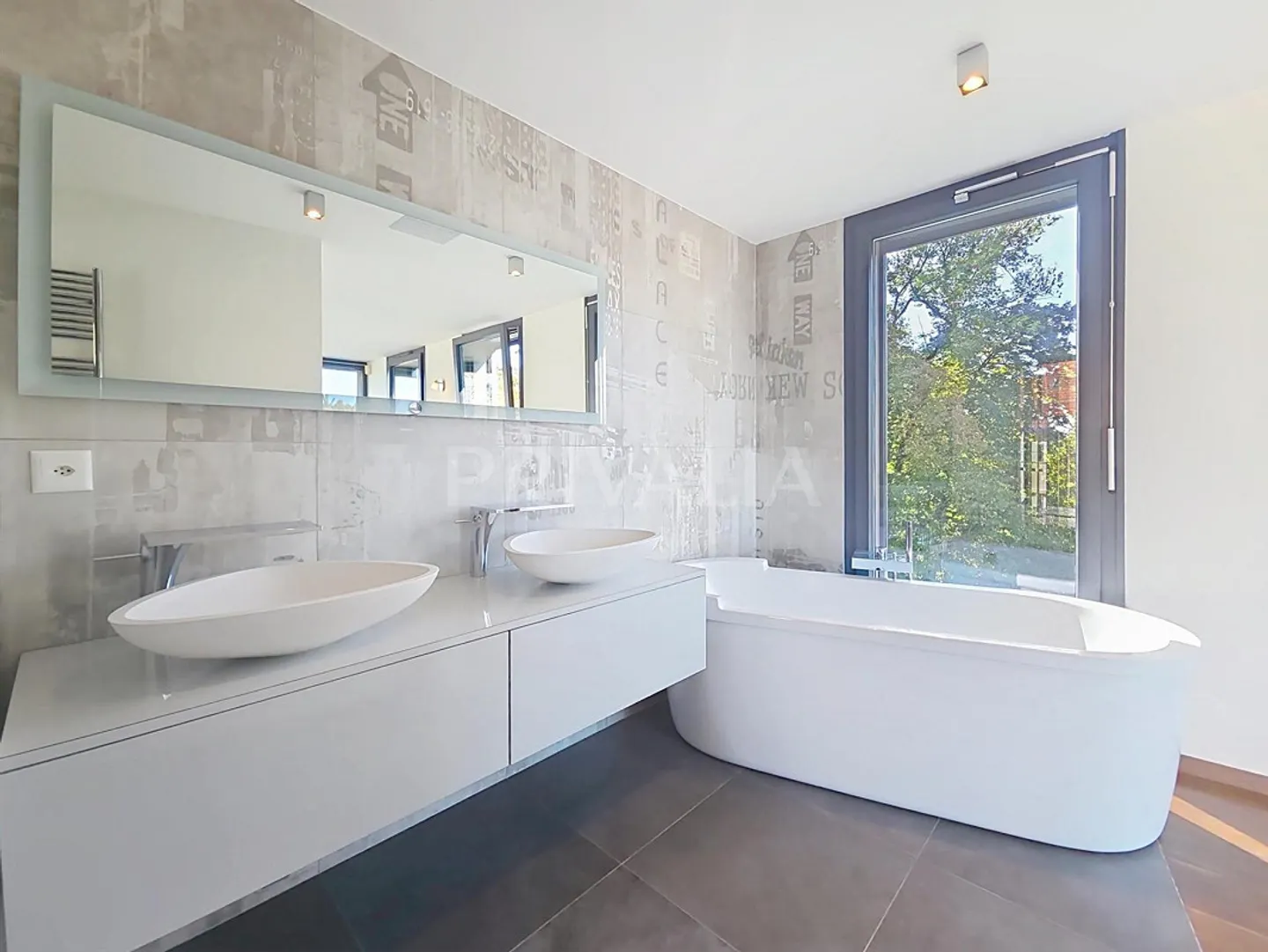 Elegant semi-detached villa with high-end features - Photo 9 of 13