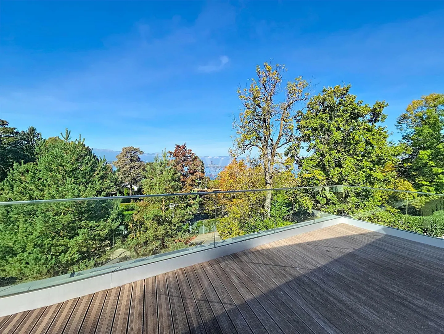 Elegant semi-detached villa with high-end features - Photo 10 of 13