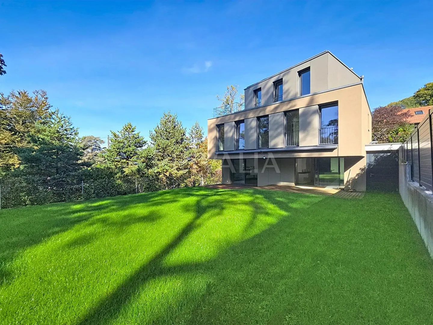 Elegant semi-detached villa with high-end features - Photo 12 of 13