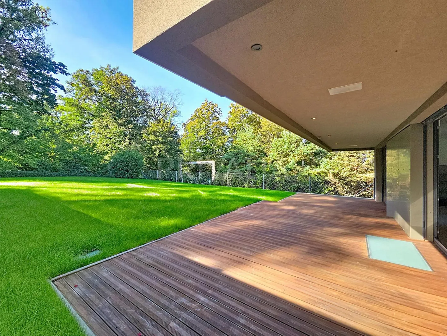 Elegant semi-detached villa with high-end features - Photo 13 of 13