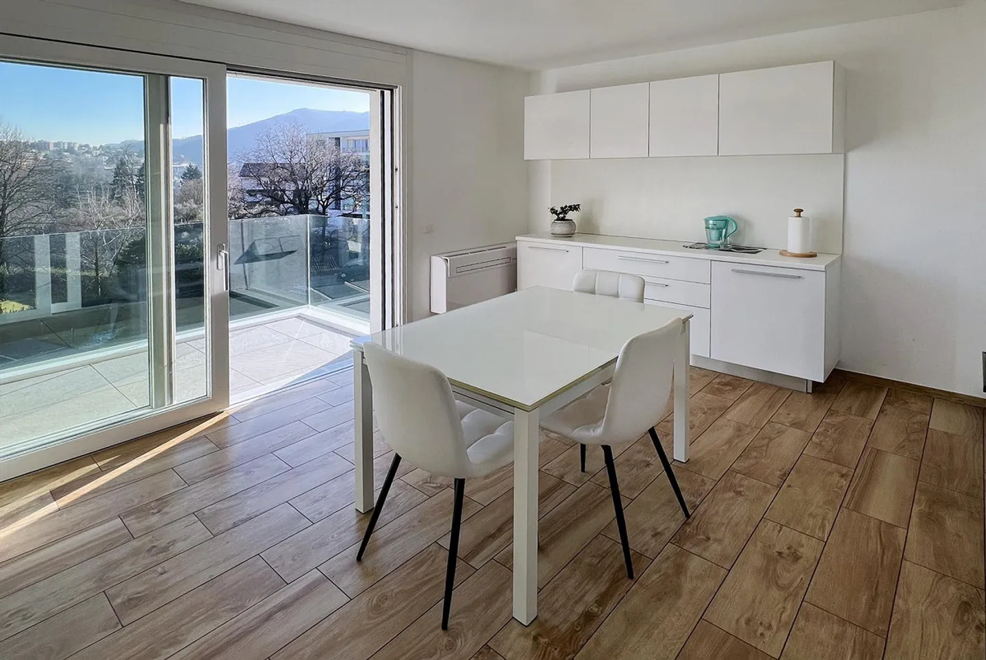 MODERNES 2,5-ZIMMER-APARTMENT MIT TERRASSE UND OFFENEM BLICK IN VACALLO - Foto 2 von 9