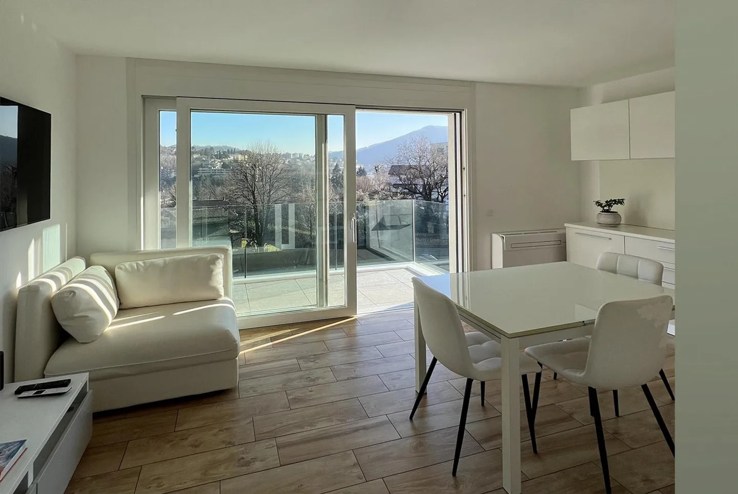 MODERNES 2,5-ZIMMER-APARTMENT MIT TERRASSE UND OFFENEM BLICK IN VACALLO - Foto 3 von 9