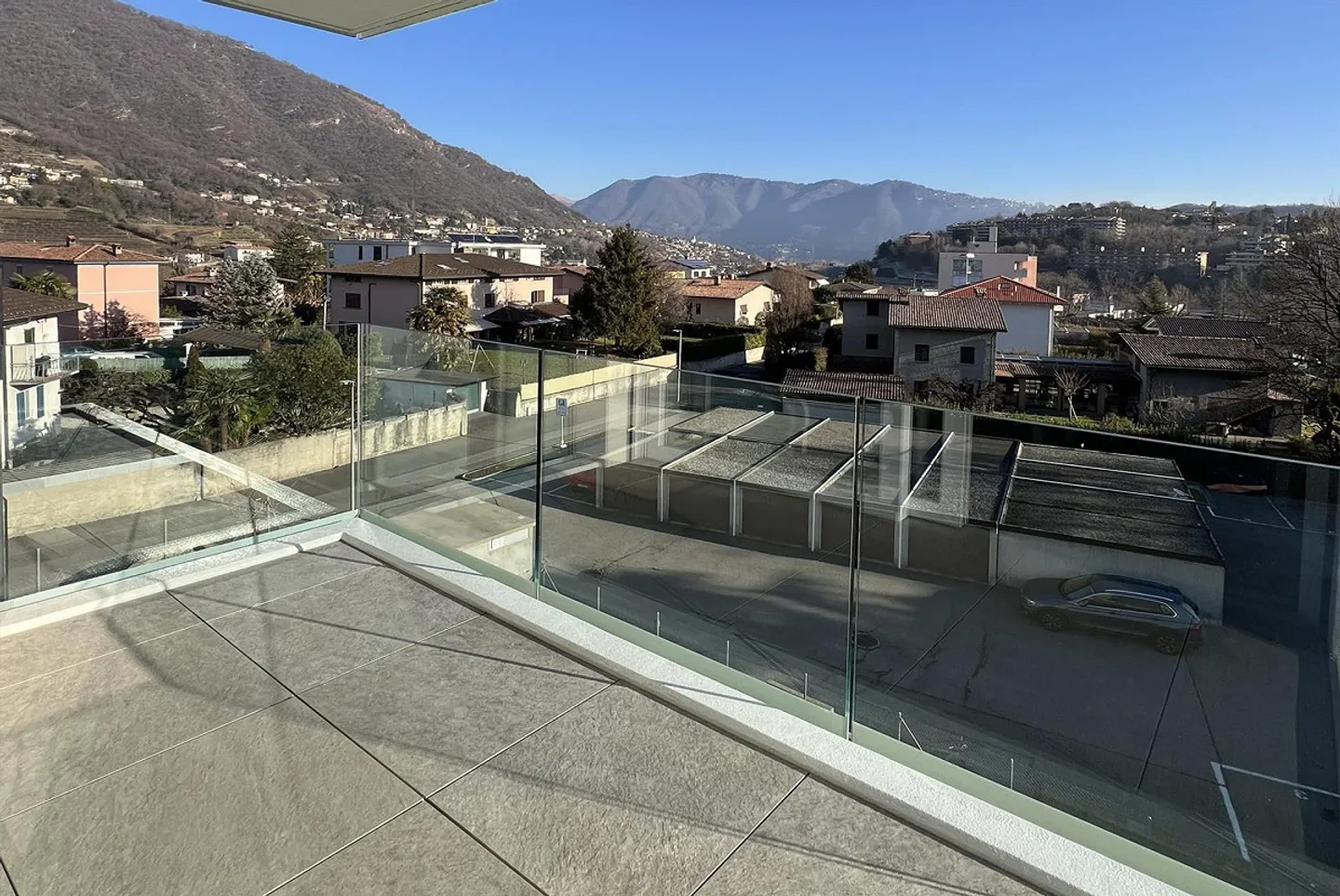 MODERNES 2,5-ZIMMER-APARTMENT MIT TERRASSE UND OFFENEM BLICK IN VACALLO - Foto 4 von 9