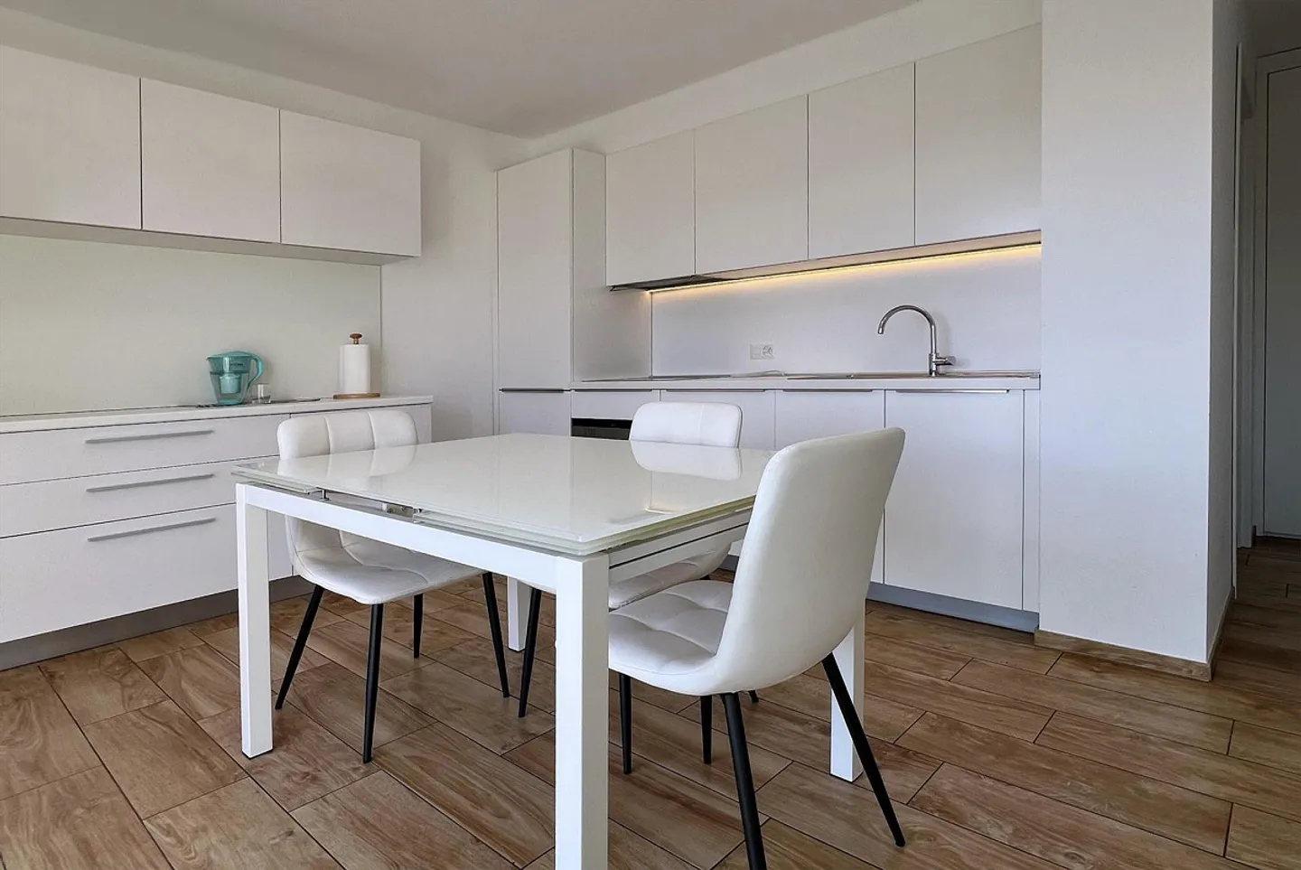 MODERNES 2,5-ZIMMER-APARTMENT MIT TERRASSE UND OFFENEM BLICK IN VACALLO - Foto 1 von 9