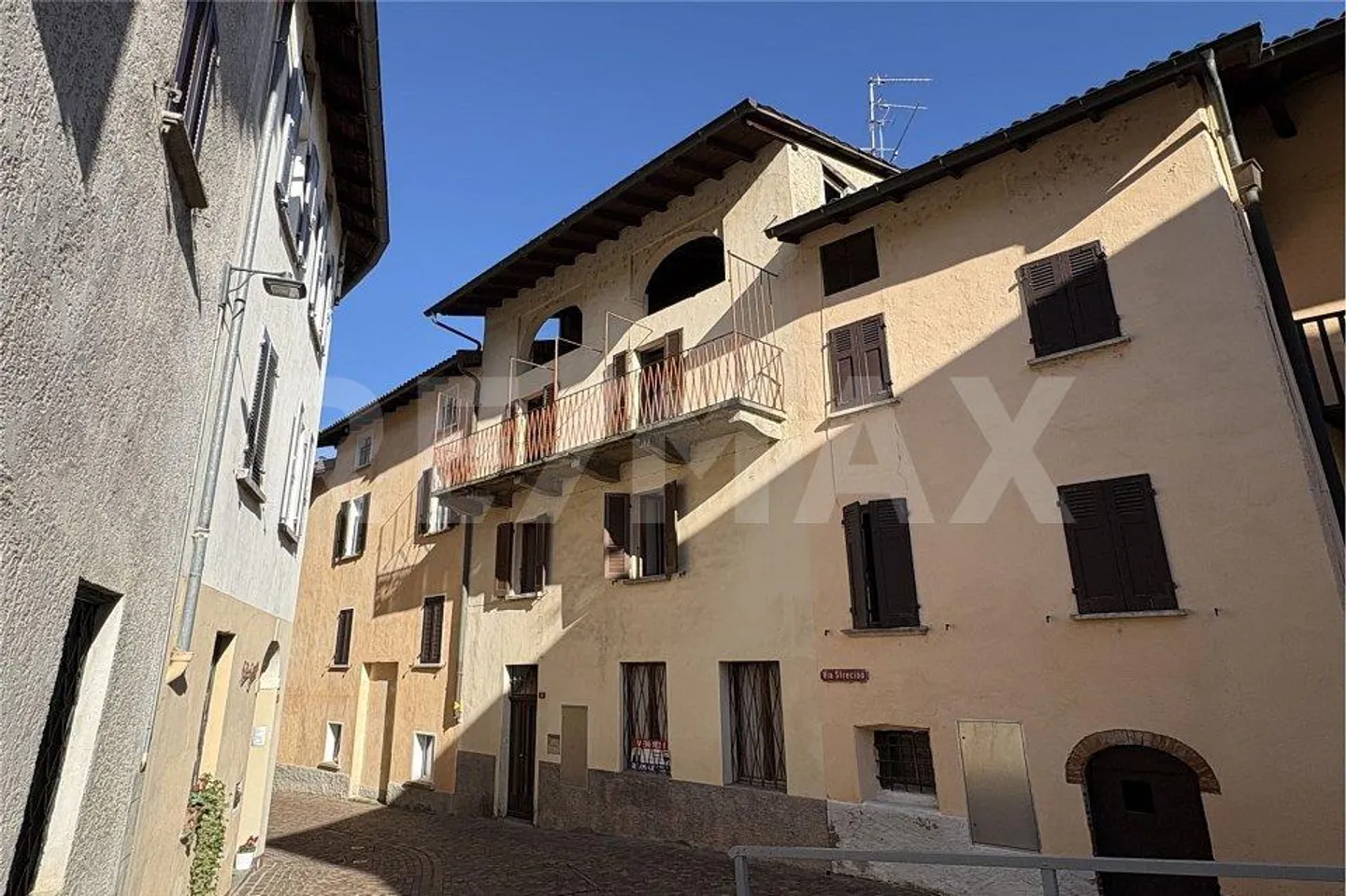 Casa unifamiliare da ristrutturare nel centro del villaggio - Foto 3 di 13