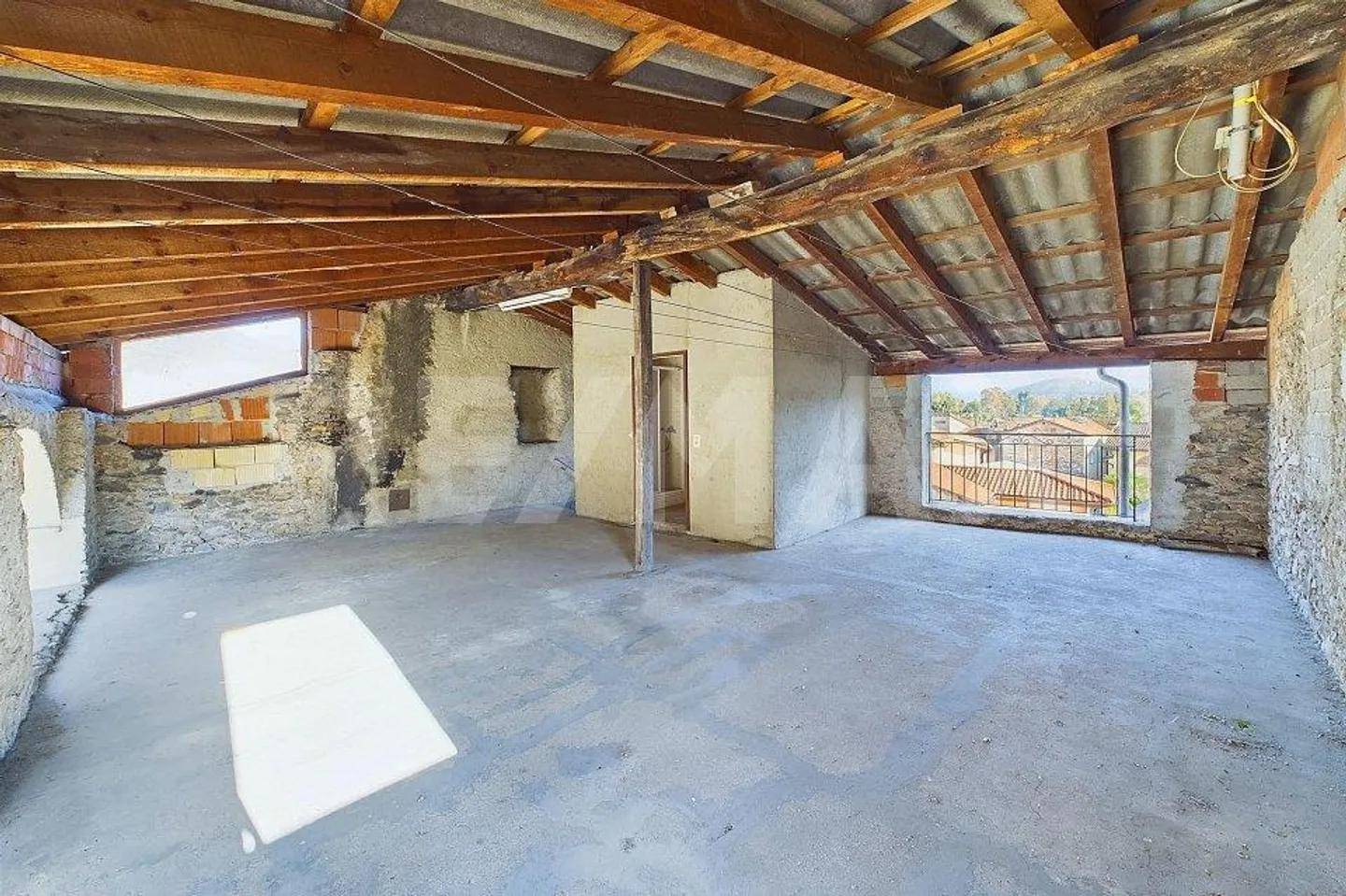 Casa unifamiliare da ristrutturare nel centro del villaggio - Foto 4 di 13