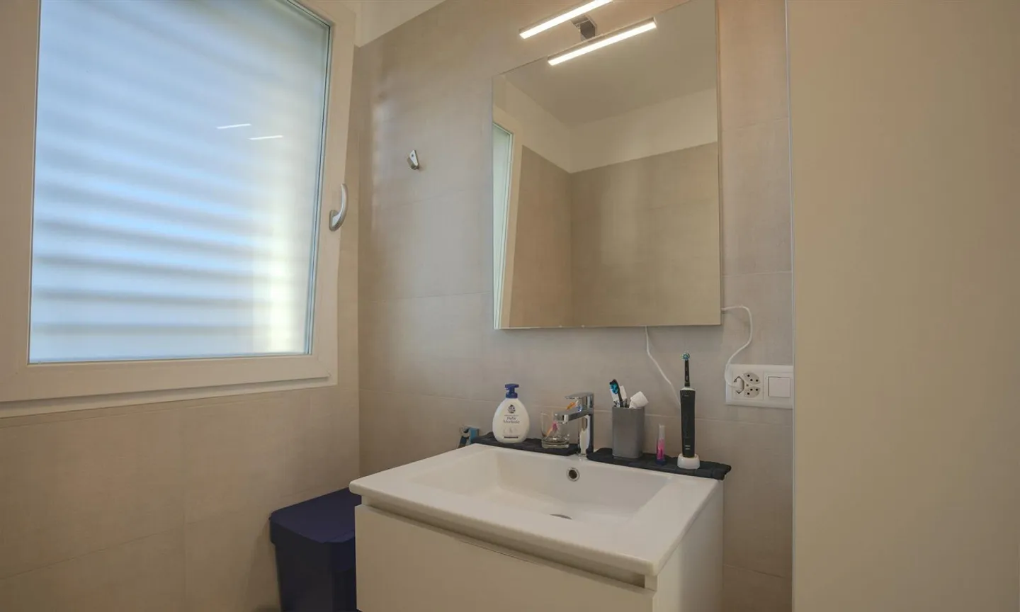 MODERNES 2,5-ZIMMER-APARTMENT MIT TERRASSE UND OFFENEM BLICK IN VACALLO - Foto 8 von 9