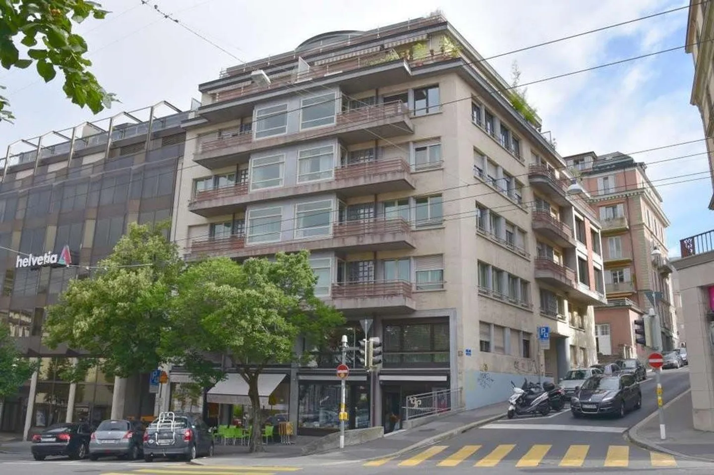 First month rent free - Parking space two steps from the train station - Photo 1 of 1