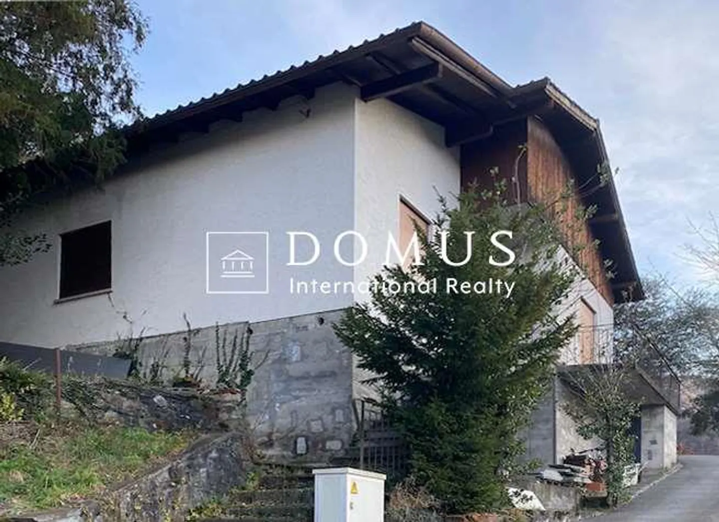 Building land 1700m2 with house in a hillside position - Photo 1 of 3