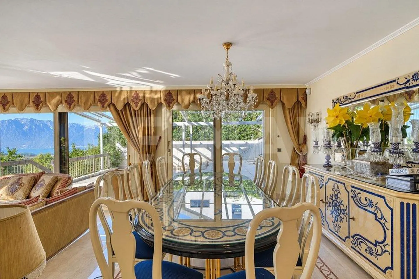 Seeblick, Innenpool und 335 m²: Villa mit 6 Schlafzimmern + Studio - Foto 1 von 13