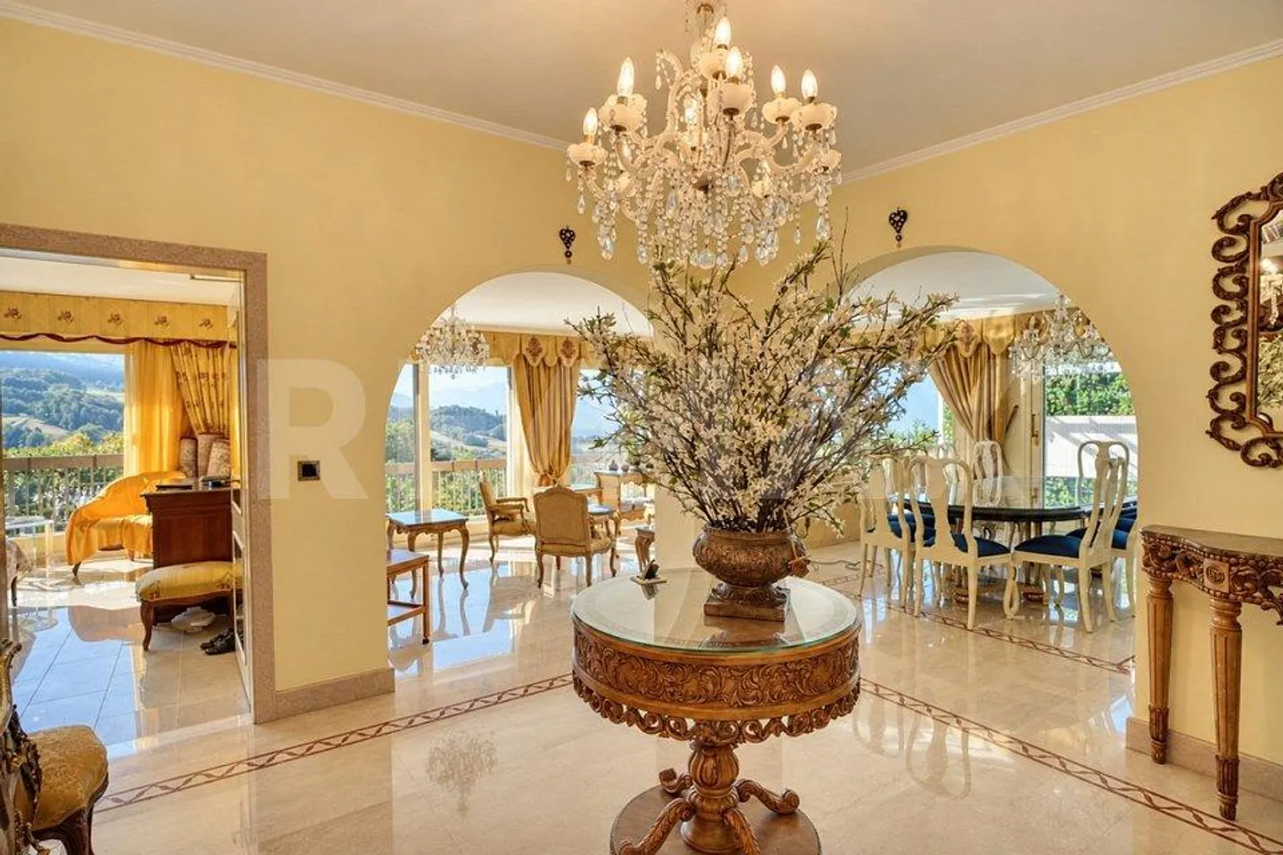 Seeblick, Innenpool und 335 m²: Villa mit 6 Schlafzimmern + Studio - Foto 2 von 13