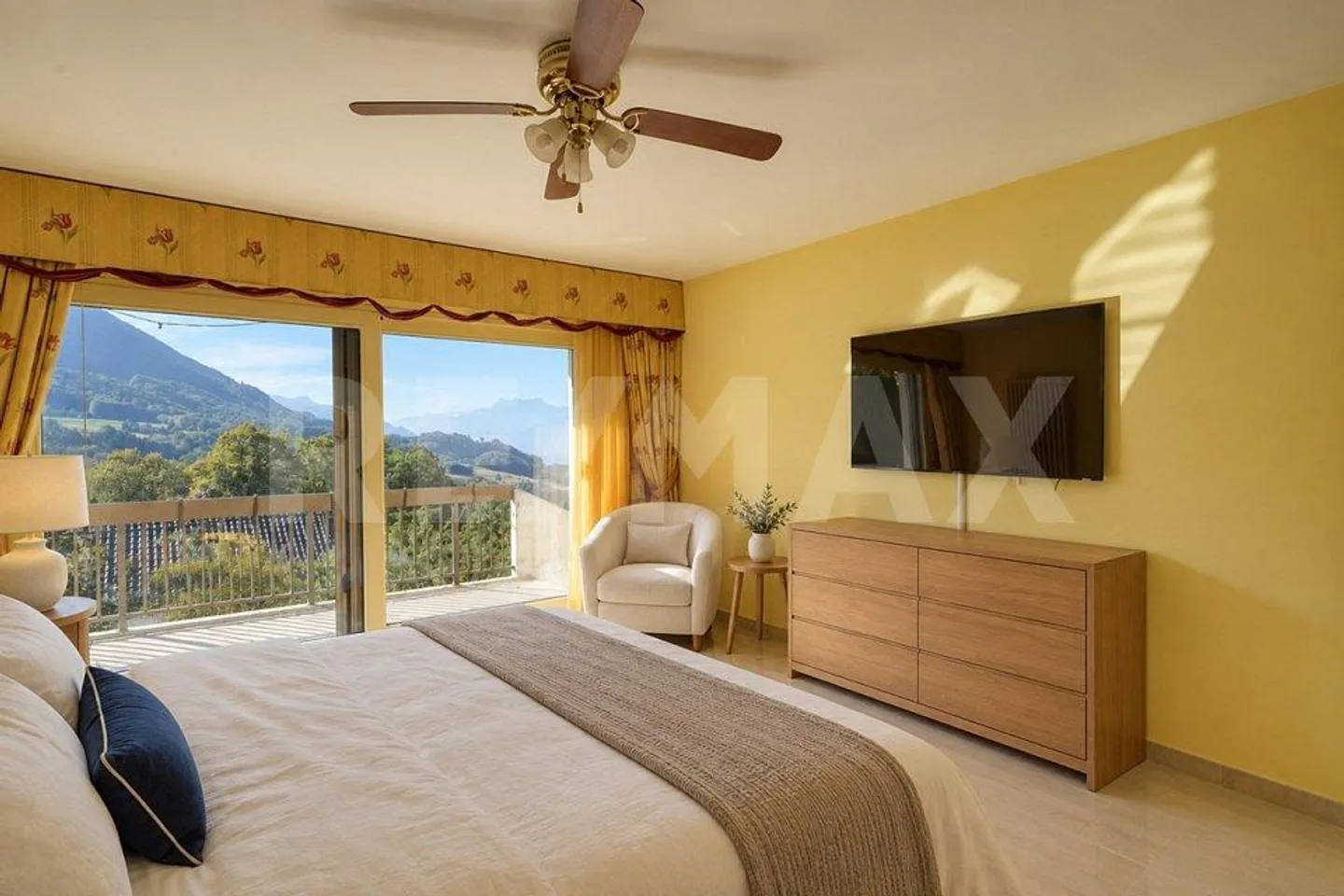Seeblick, Innenpool und 335 m²: Villa mit 6 Schlafzimmern + Studio - Foto 4 von 13