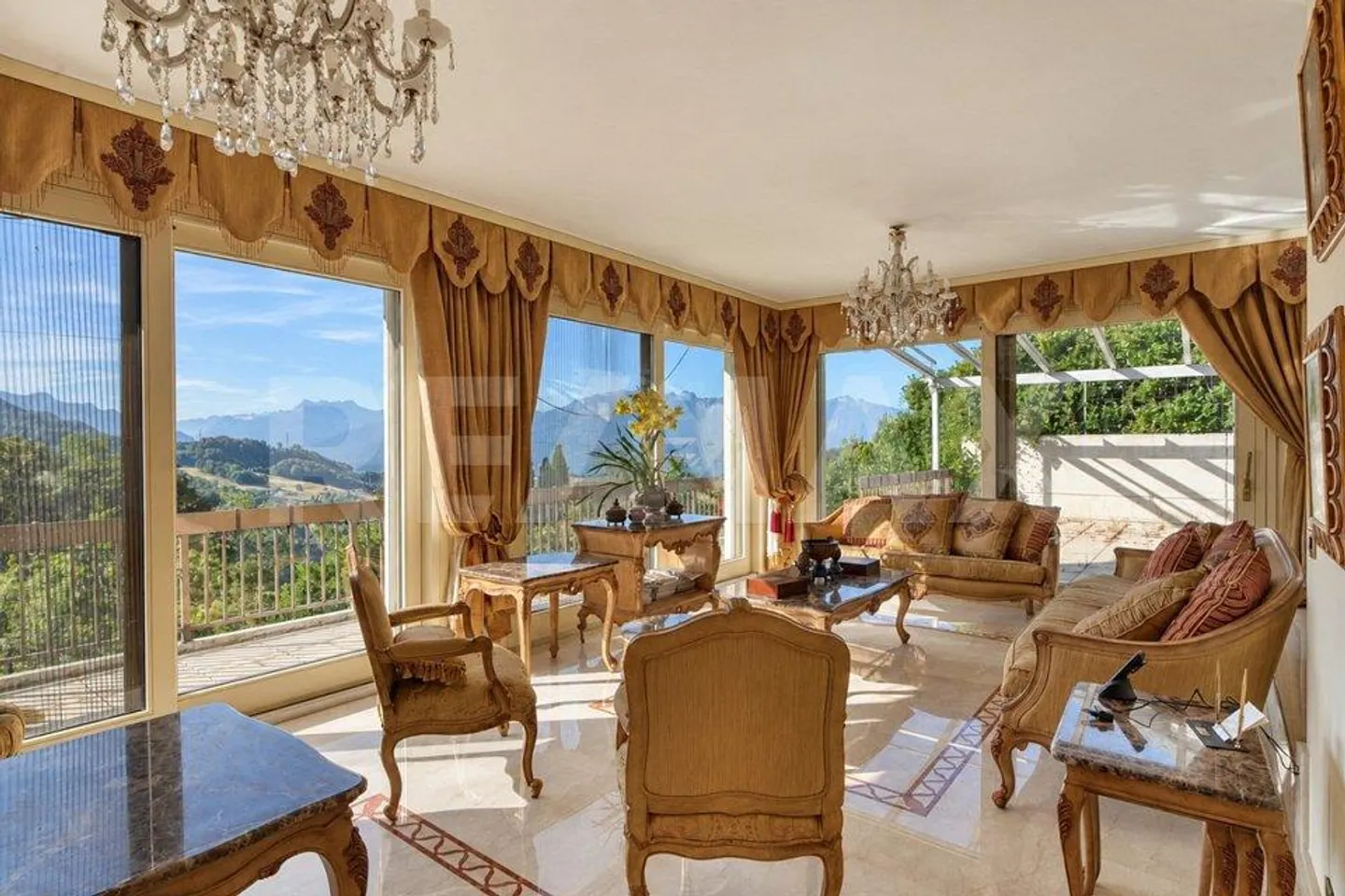 Seeblick, Innenpool und 335 m²: Villa mit 6 Schlafzimmern + Studio - Foto 3 von 13