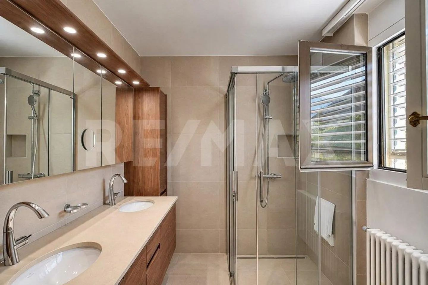 Seeblick, Innenpool und 335 m²: Villa mit 6 Schlafzimmern + Studio - Foto 8 von 13