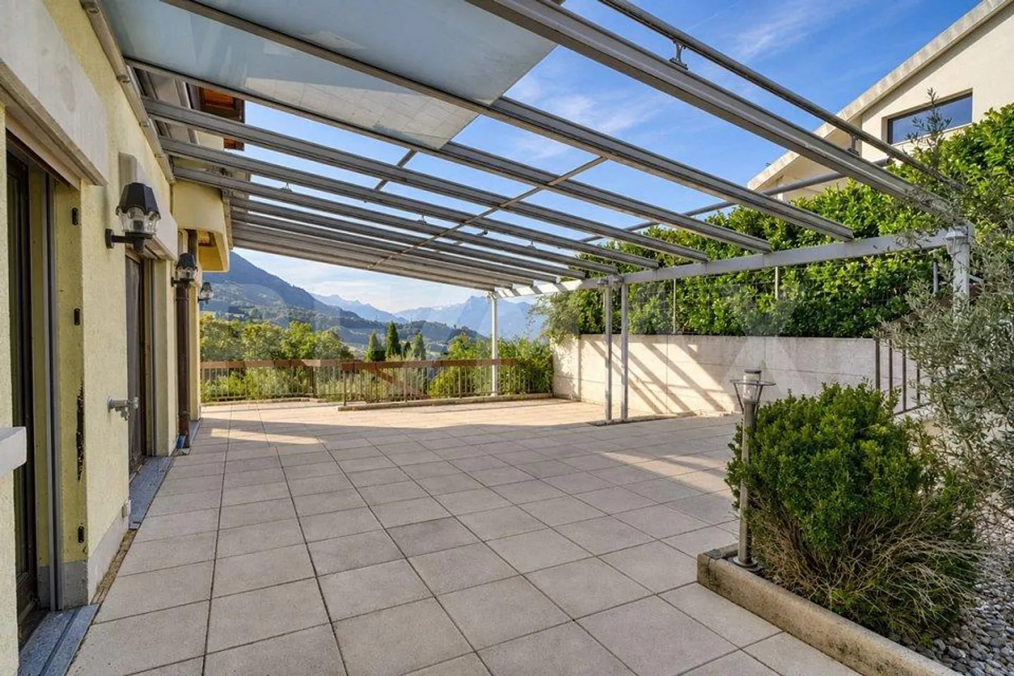 Seeblick, Innenpool und 335 m²: Villa mit 6 Schlafzimmern + Studio - Foto 10 von 13