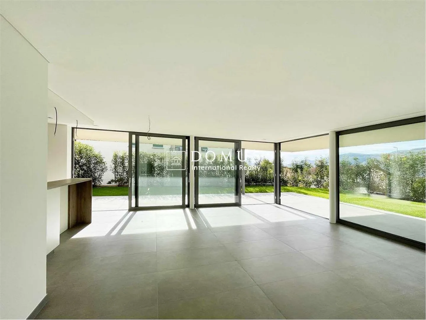 Moderne 3,5 pièces avec jardin privé - Photo 2 sur 13