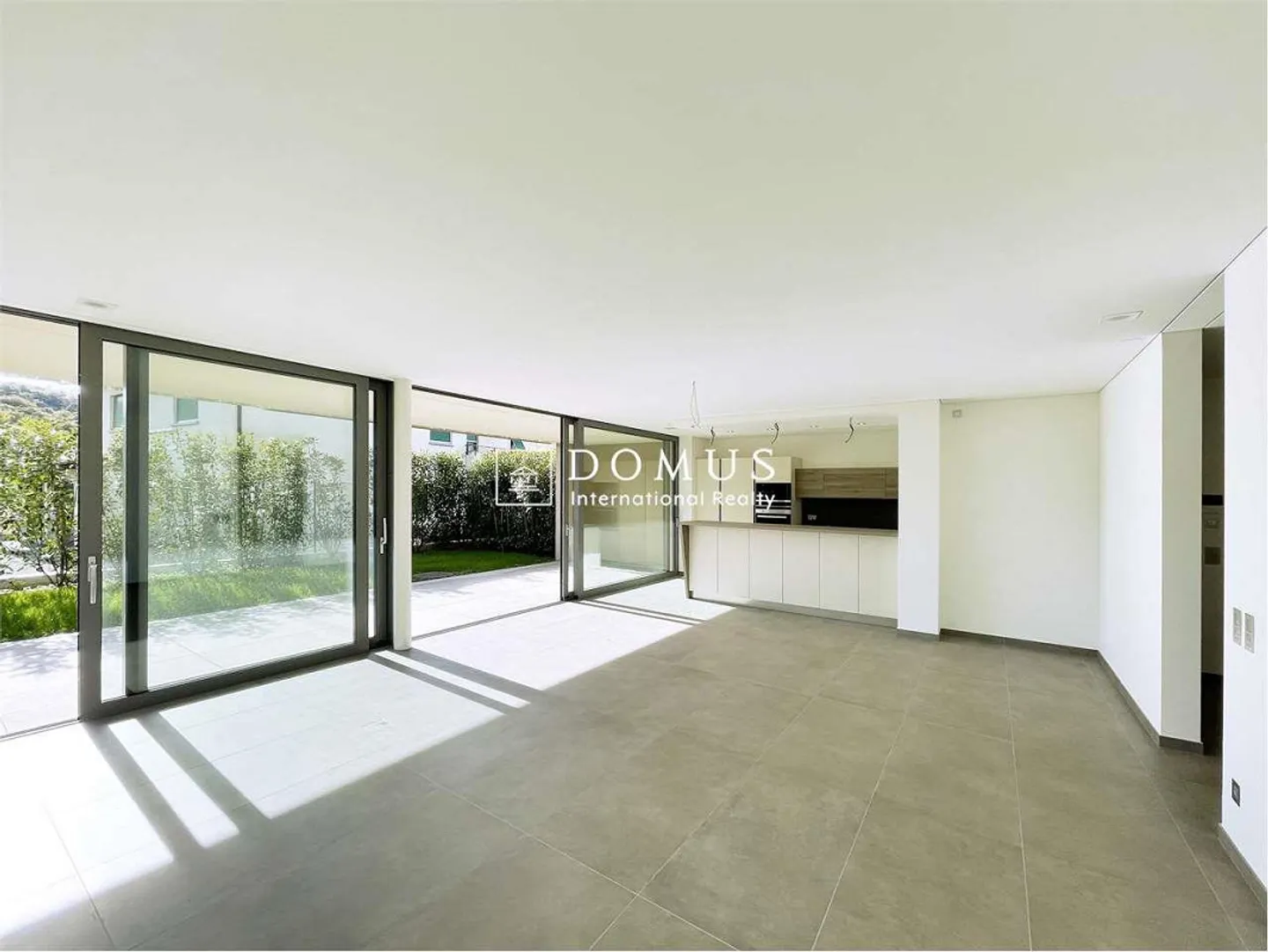 Moderne 3,5 pièces avec jardin privé - Photo 3 sur 13