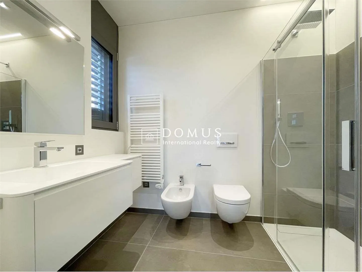 Moderne 3,5 pièces avec jardin privé - Photo 8 sur 13