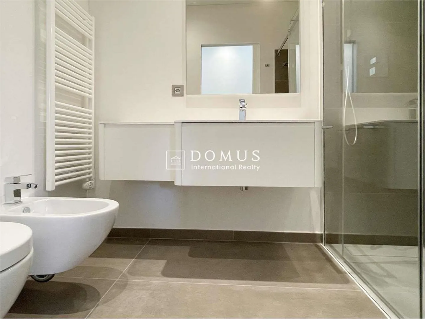 Moderne 3,5 pièces avec jardin privé - Photo 10 sur 13