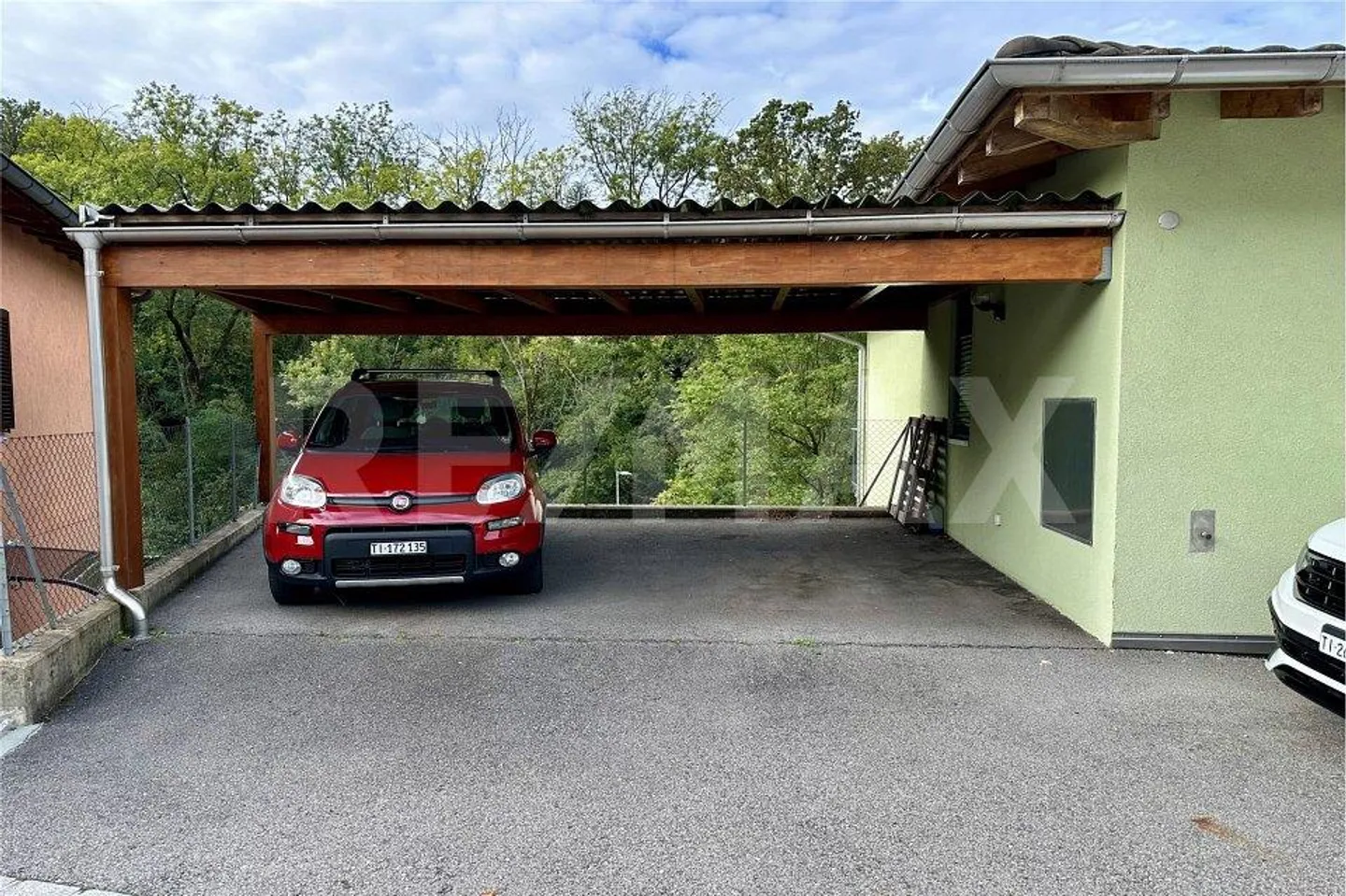 Beautiful detached family house with garden and several parking spaces - Photo 3 of 13