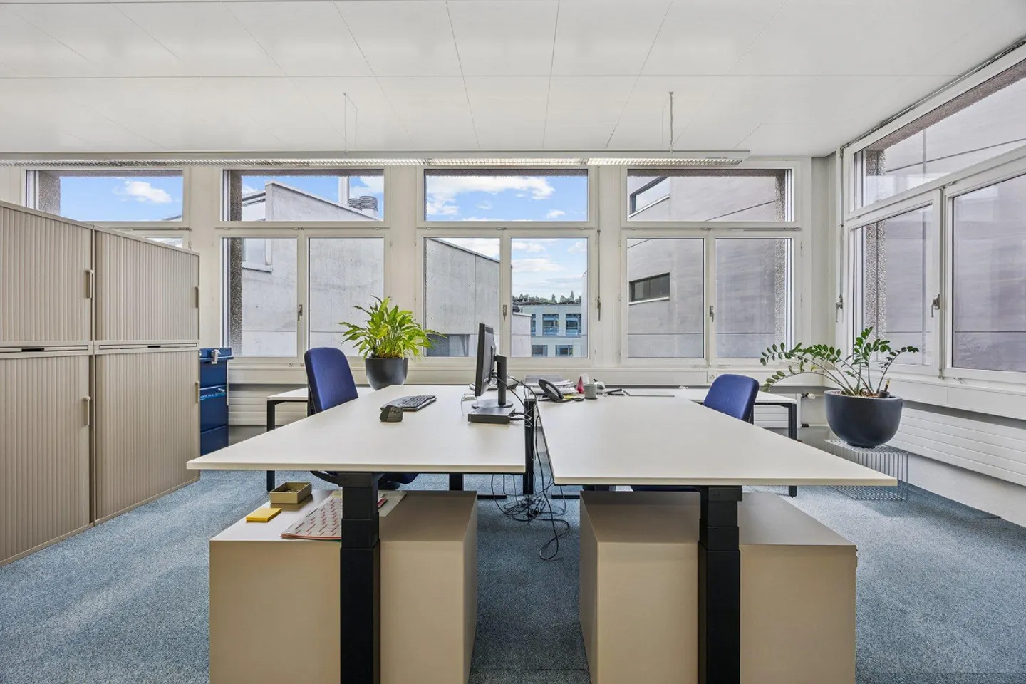 Bright and versatile office space - Photo 3 of 8