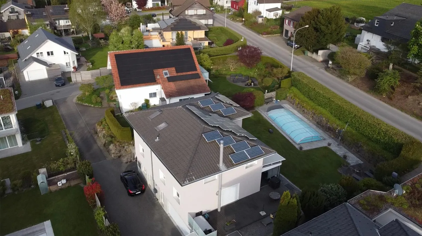 8.5 Room Single-Family House with Pool - Photo 3 of 15