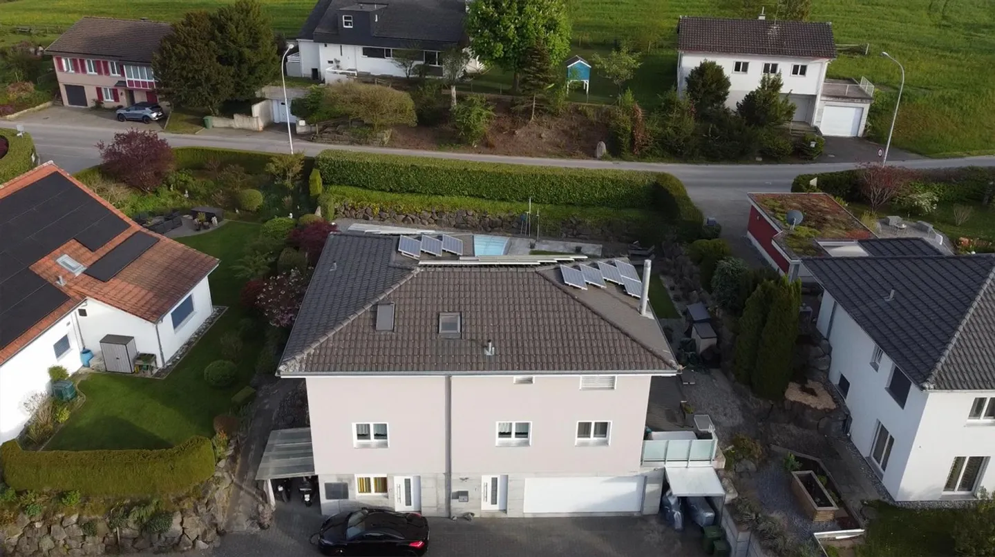8.5 Room Single-Family House with Pool - Photo 4 of 15