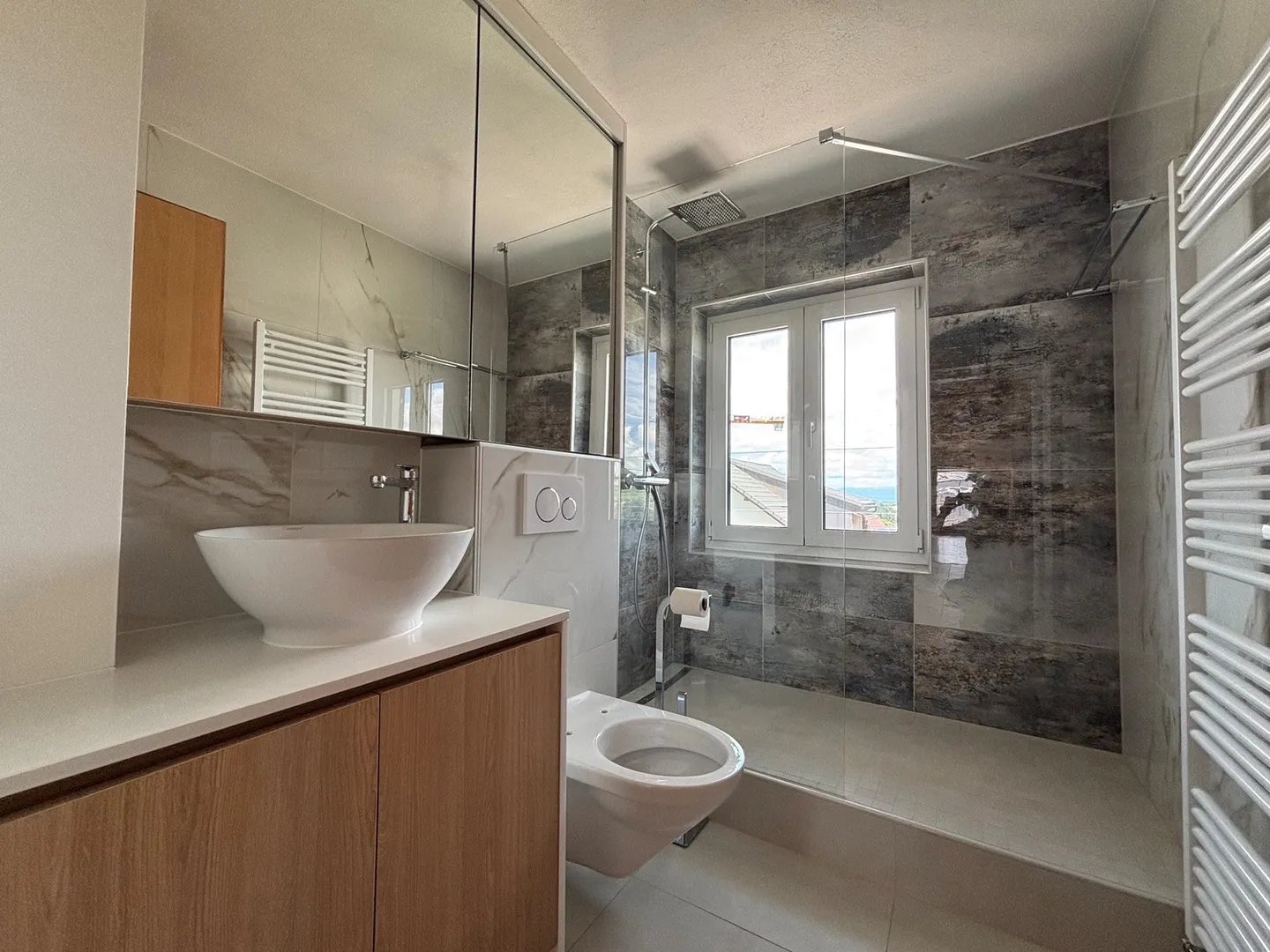Appartement sous les toits lumineux - Photo 4 sur 9