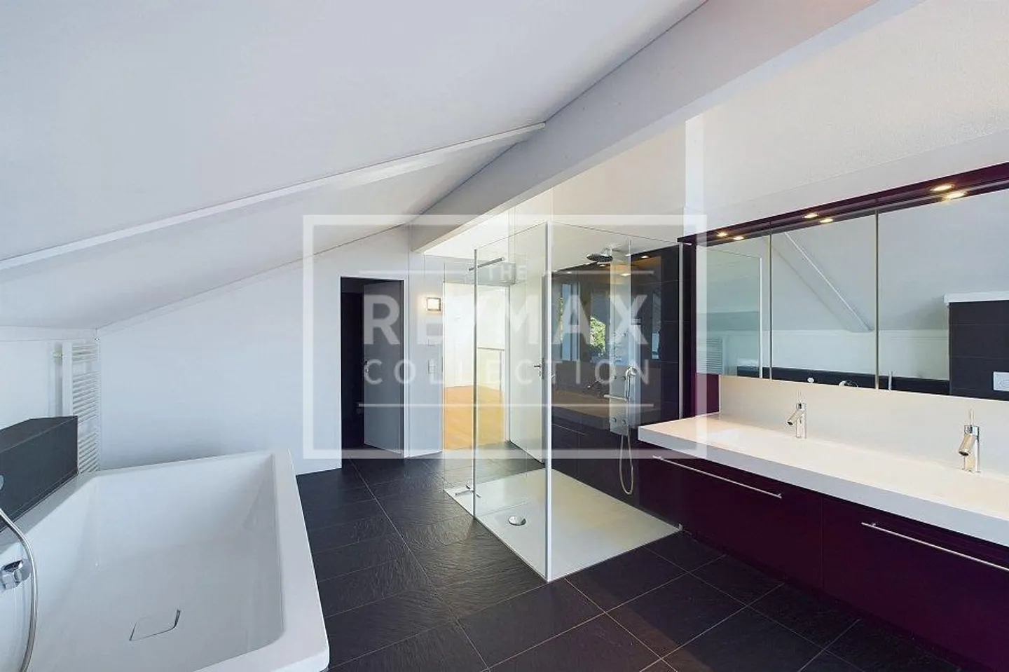 Elegantes Huf-Haus mit wunderbarem Blick - In ruhiger Wohngegend - Foto 10 von 13