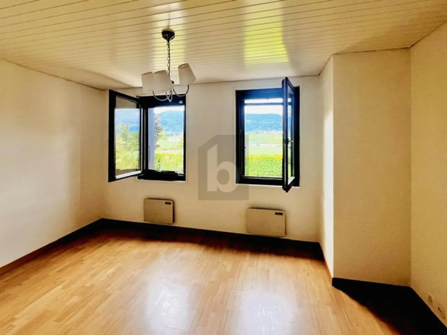 RUHE IN EINEM DORF IM LAND - Foto 4 von 6