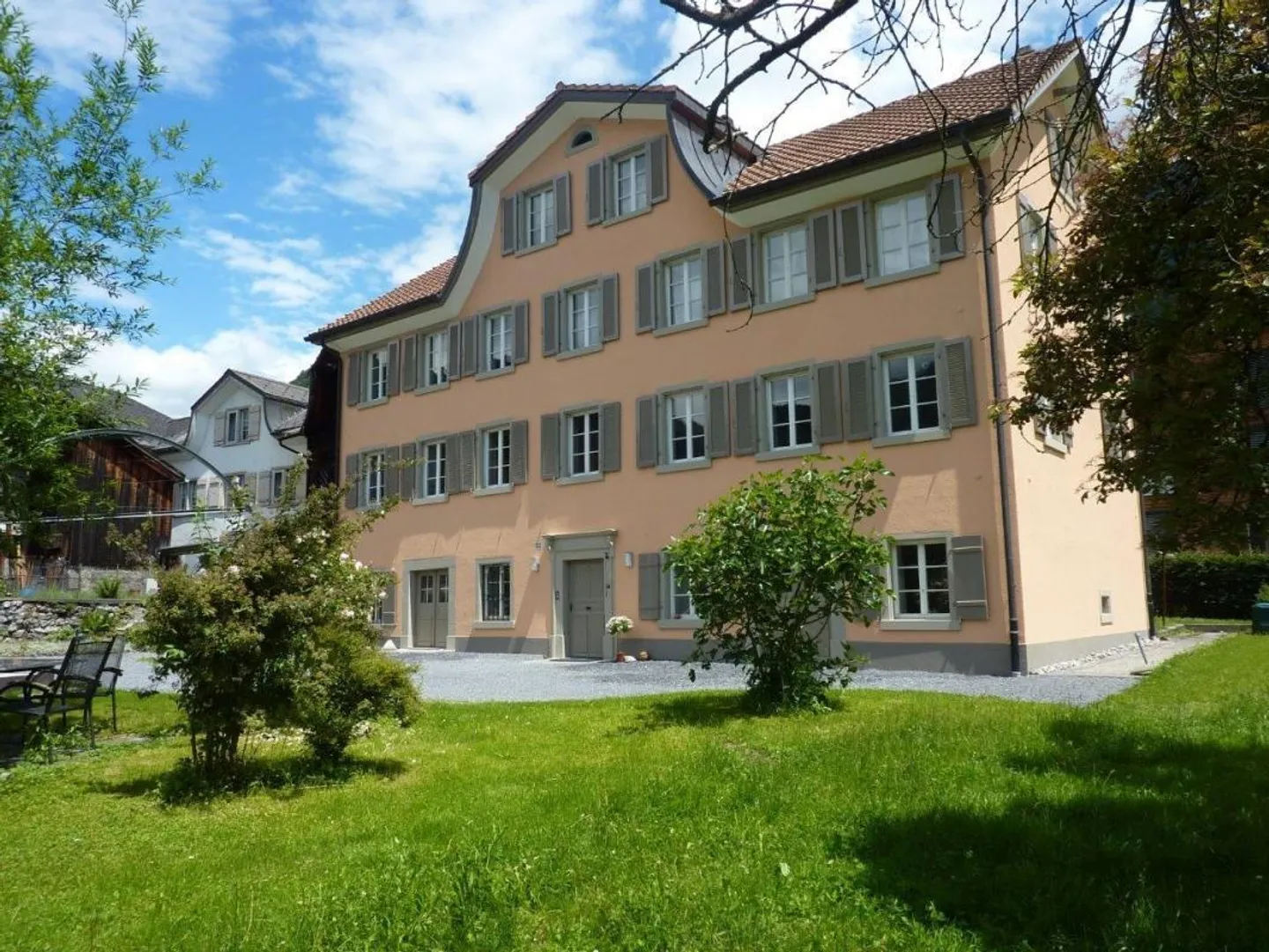 Appartement ensoleillé de 3 1/2 pièces dans une ancienne maison glaronnaise - Photo 1 sur 10