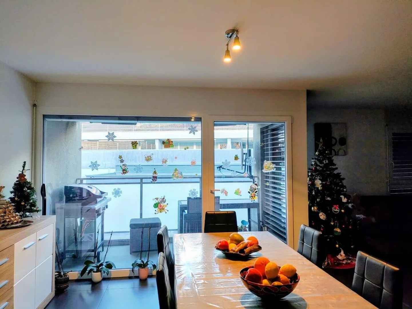 Modern Apartment with Balconies - Photo 4 of 13