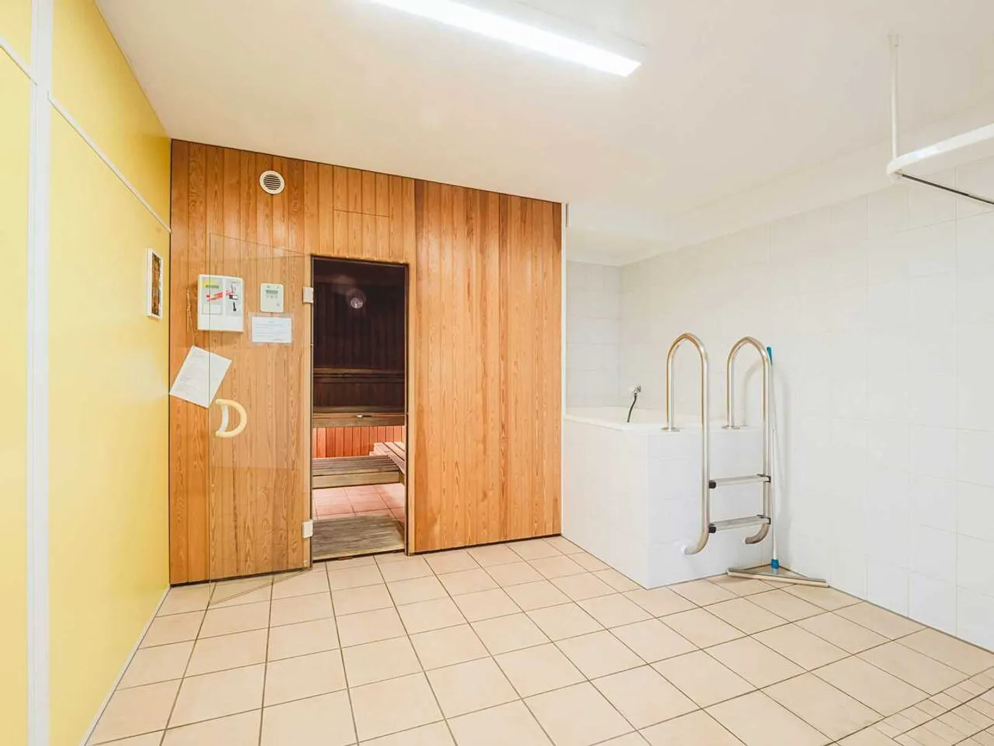 Stylish 1.5-room apartment in Lugano – with indoor pool, sauna, and fitness area - Photo 11 of 13