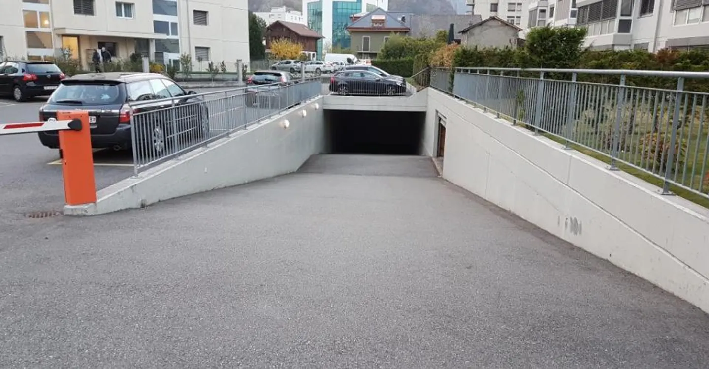 A LOUER à Martigny, place de parc intérieure à deux pas de la Gare CFF - Photo 1 of 1