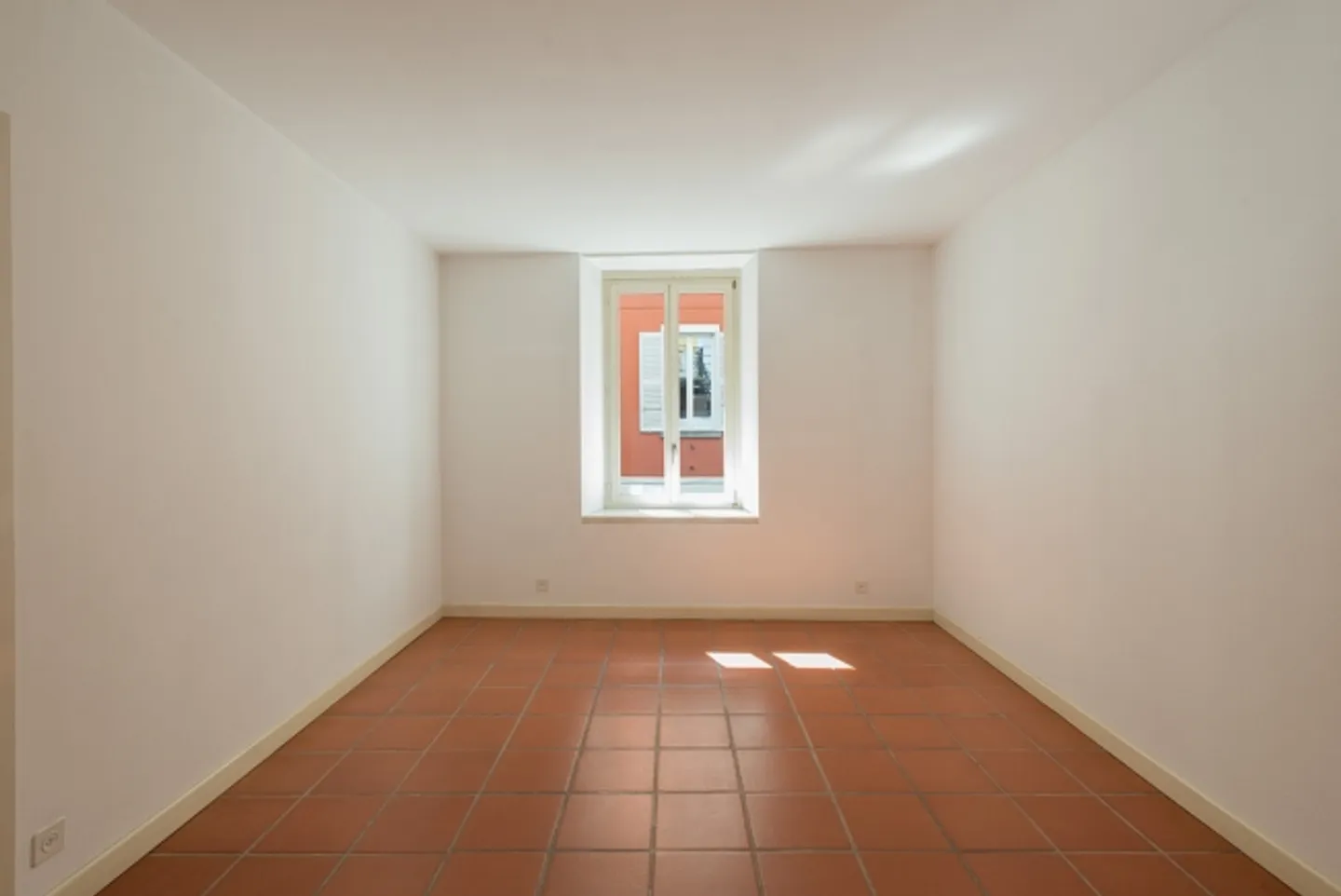 Central and close to the train station - Photo 3 of 8