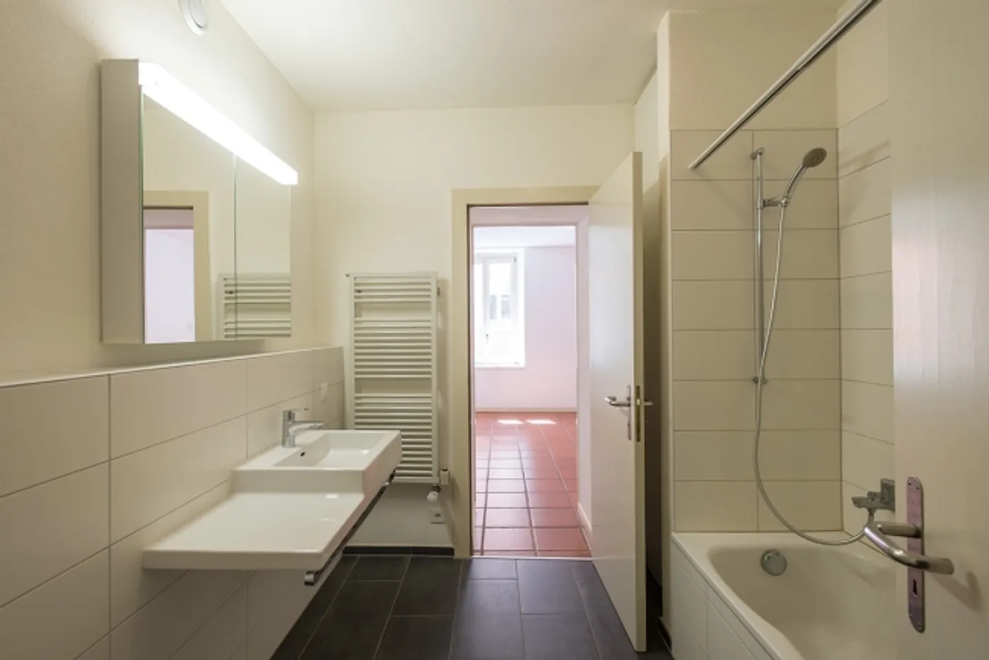 Central and close to the train station - Photo 5 of 8