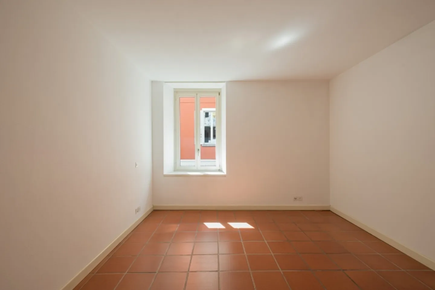 Central and close to the train station - Photo 6 of 8