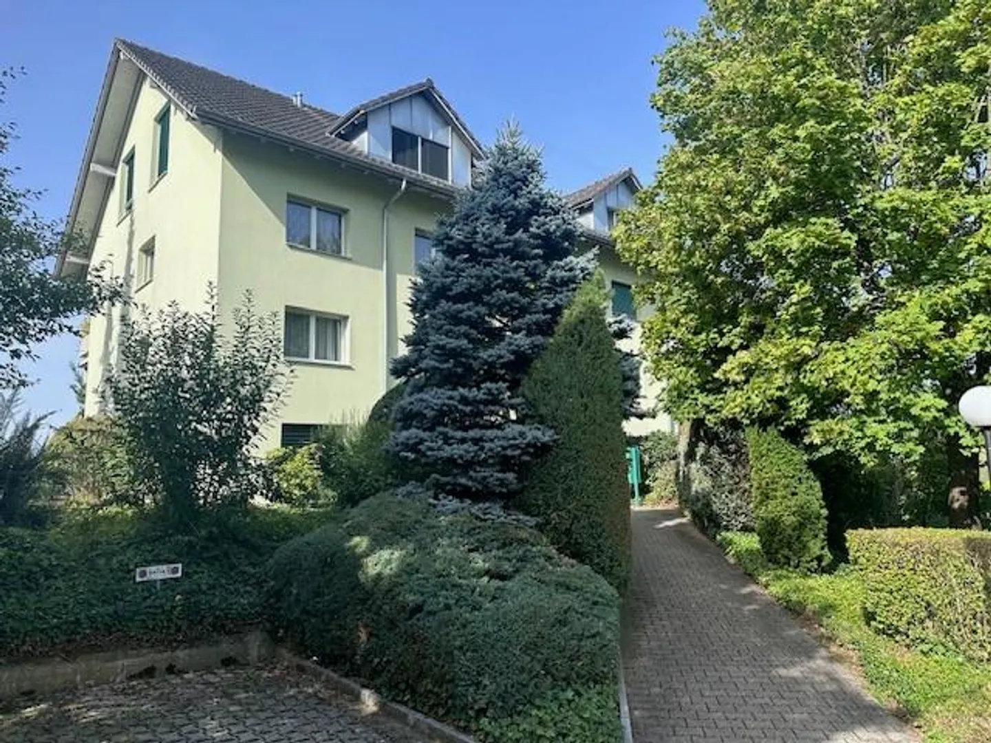 Charmante Dachwohnung mit Garten - Foto 1 von 16