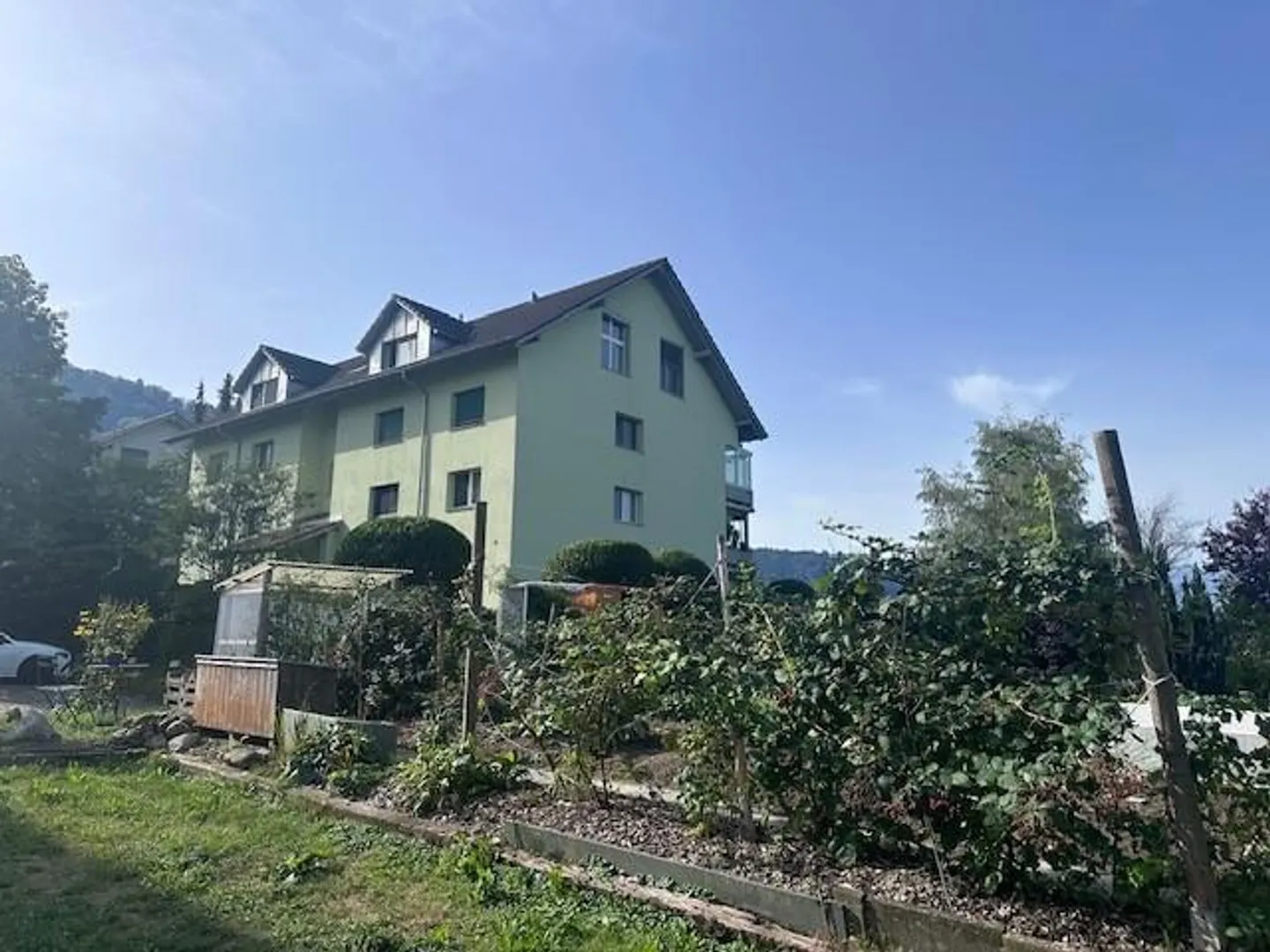 Charmante Dachwohnung mit Garten - Foto 2 von 16