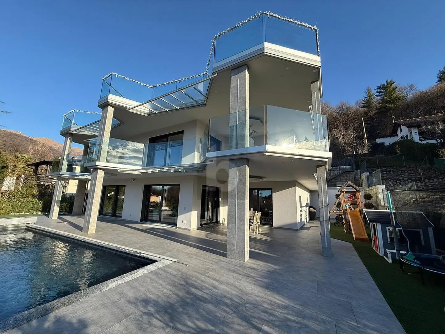 Villa moderna con piscina e vista - Foto 1 di 6